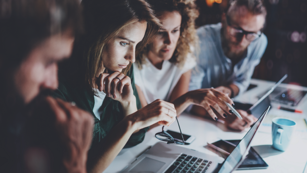 4 accounting experts are looking into the laptop screen